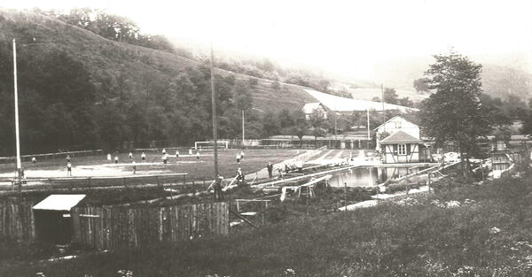 Inflationsbecken Schwimmbads auf dem Waldspielplatz im Gorxheimer Tal