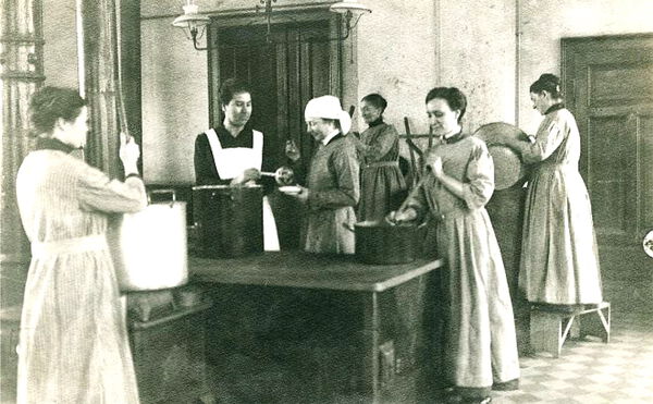 Die Kriegsküche Frauen arbeiten in der Weinheimer Kriegsküche