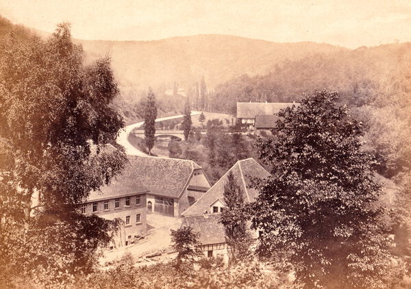 Knudsen_03 Fuchs’sche (vorne) und die Kinscherf’sche Mühle mit der neuen Brücke (historisches Bild).