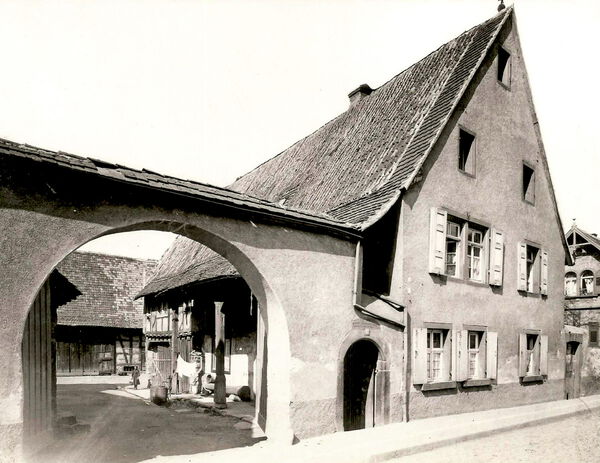 Das Staffelhaus an der Nördl. Hauptstraße hat seinen Namen von dem Staffelgiebel, der im 19. Jahrhundert durch einen einfachen, unter dem Dach stehenden Giebel ersetzt wurde. Die ca. 1589 errichtete Hofanlage ist eine Erinnerung an das einstige Bauernvier Das Staffelhaus an der Nördlichen Hauptstraße.