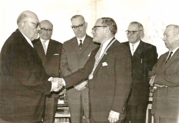 1948 Rolf Engelbrecht gratuliert 1962 seinem Amtsvorgänger Wilhelm Brück (links) zum 70. Geburtstag.