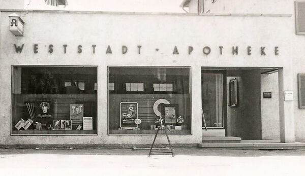 Loewenapotheke_05 Die erste Apotheke westlich der Bahnlinie.