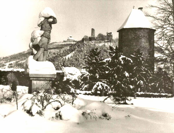 Schneebedeckte Statue der Göttin Diana. Ende 1920. Schneebedeckte Statue der Göttin Diana. Ende 1920.