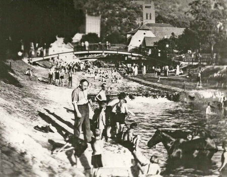 Boxerbrücke Wegschnitt mit regem Badebetrieb.