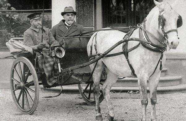 Hermann Ernst Freudenberg als Sechzigjähriger in einer Kutsche.