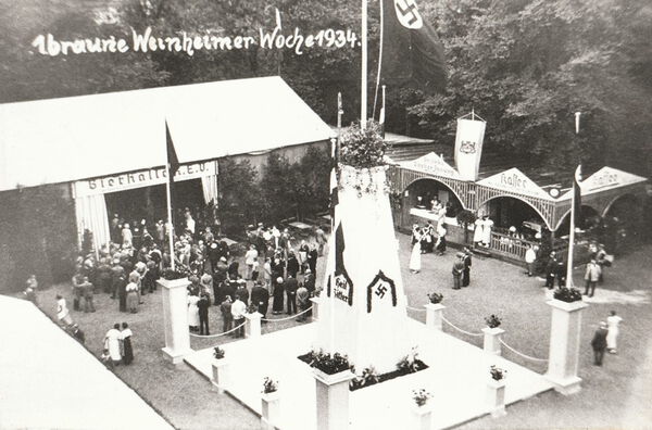 Gewerbeverein_2 Der Schulhof des Realgymnasiums: bei der ersten braunen Weinheimer Woche.
