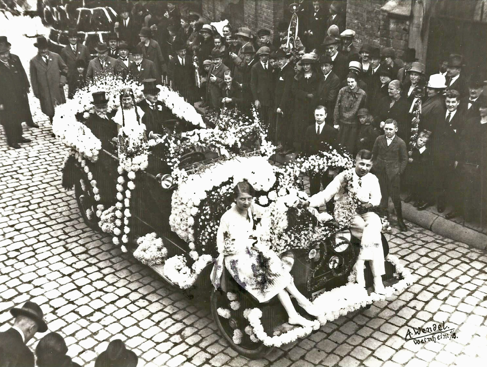 Der Benz-Festwagen des Dachdeckermeisters Wilhelm Brück