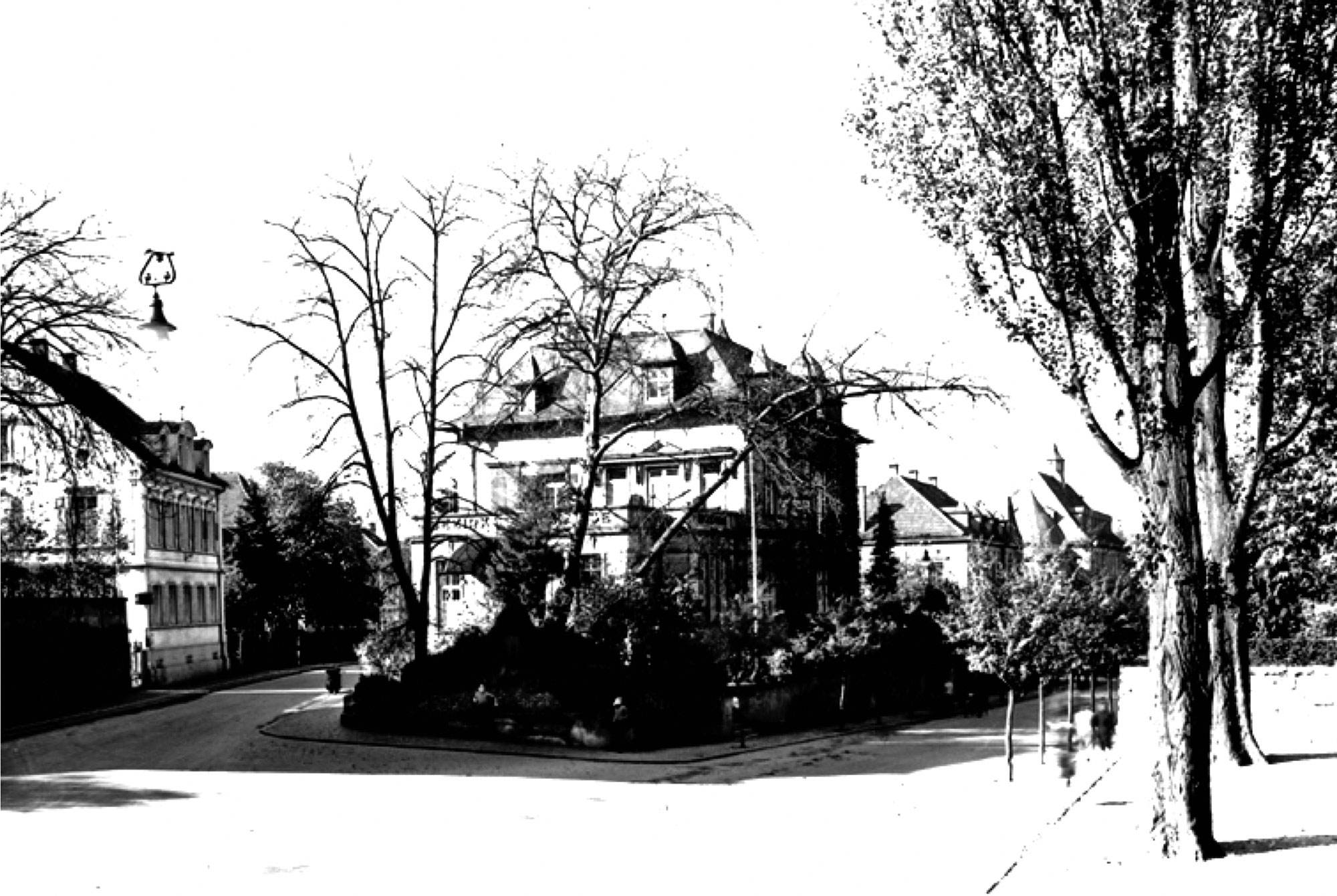 Das „Blaue Haus”, Stammsitz der Bezirkssparkasse.