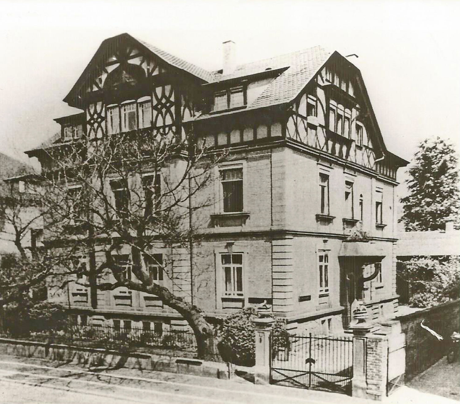 Das gelbe Haus in der Bahnhofstraße, eine andere Perspektive.