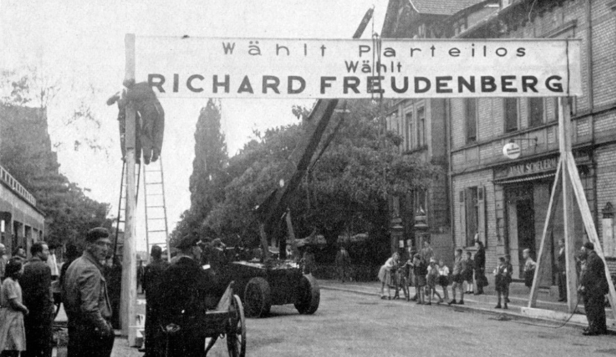 Erste Bundestagswahl 1949: Wahlwerbung für Richard Freudenberg über die Bahnhofstraße. Rechts die ehemalige Metzgerei Scheuermann.